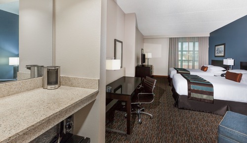 Zimmer, 2 Queen-Betten, Ausstattung für hörgeschädigte Menschen (Partial Mobility, Walk-in Shower)