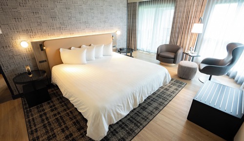 Deluxe-Zimmer, 1 King-Bett, Balkon, Blick auf den Golfplatz