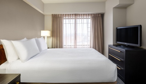 Suite, 1 Schlafzimmer, Nichtraucher (Mobility/Hearing Access, Roll-In Shwr)