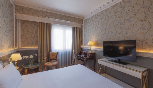 Deluxe Double with King Bed and Ladadika View