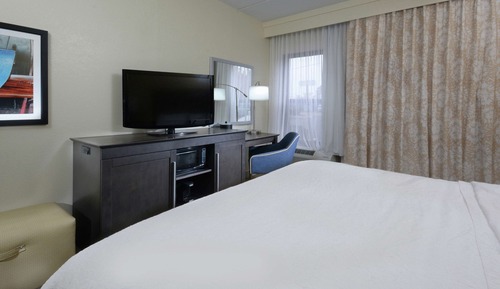 Zimmer, 1 King-Bett, barrierefrei, Kühlschrank und Mikrowelle (Bathtub)