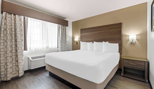 Suite, 1 King-Bett, Nichtraucher (Larger Room)