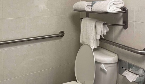 Zimmer, 1 King-Bett, barrierefrei, Nichtraucher (Accessible Tub)