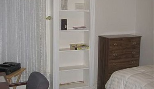Zimmer (Dunphy room - shared bath)