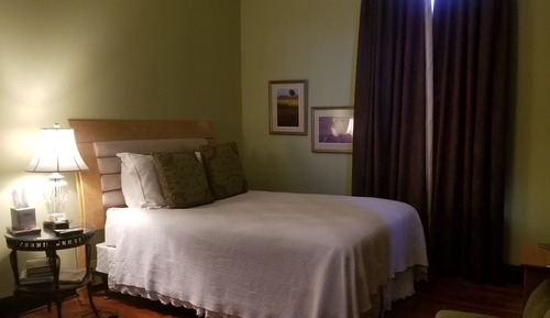 Deluxe Mason House Suite, 1 Queen Bedroom, Non-Smoking (Pet Friendly - 21 & 24)