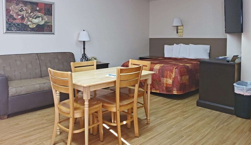 Zimmer, Mehrere Betten, Nichtraucher, Erdgeschoss (Efficiency, 3 Queen Beds, No Pets)