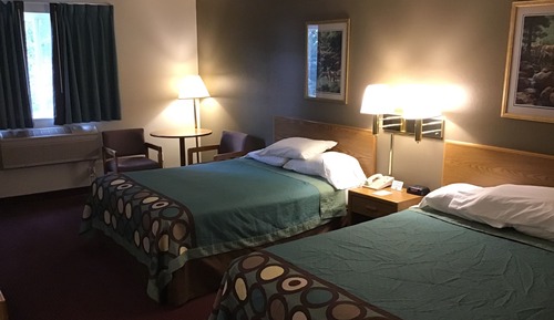 Zimmer, 2 Queen-Betten, Raucher, Kühlschrank und Mikrowelle