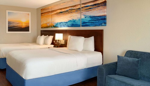 Zimmer, 2 Queen-Betten, Kühlschrank und Mikrowelle