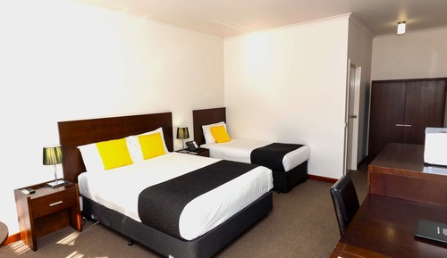 Superior-Zimmer (Queen Bed & Two Single Bed)