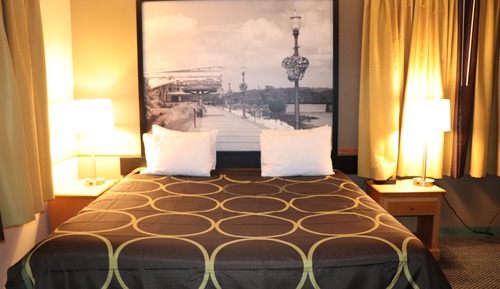 Zimmer, 1 King-Bett, Haltegriffe in der Badewanne, Nichtraucher