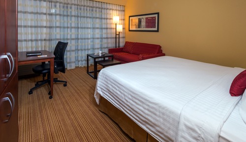 Zimmer, 1 King-Bett und Schlafsofa (Mobility/Hearing Access, Roll-In Shwr)