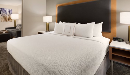 Suite, 1 King-Bett (Hearing Accessible)