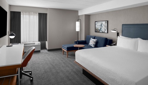 Zimmer, 1 King-Bett und Schlafsofa, Eckzimmer (Hearing Accessible)