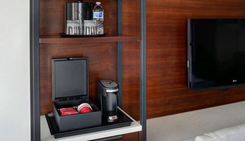 Zimmer, 1 King-Bett und Schlafsofa (Mobility/Hearing Access, Roll-In Shwr)