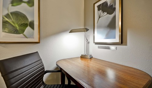 Zimmer, 2 Doppelbetten, barrierefrei, Badewanne (Roll-in Shower)