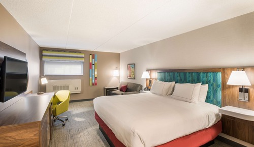 Zimmer, 1 King-Bett und Schlafsofa, Kühlschrank und Mikrowelle