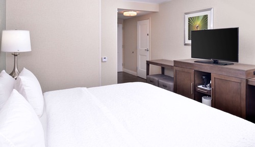 Zimmer, 1 King-Bett, barrierefrei (Mobility & Hearing, Roll-in Shower)