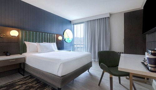 Zimmer, 2 Doppelbetten, barrierefrei, Badewanne (Mobility & Hearing)