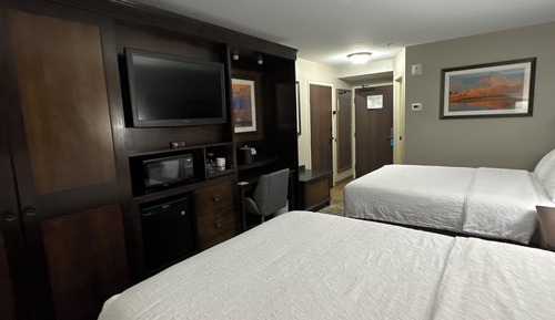 Zimmer, Mehrere Betten, Kühlschrank und Mikrowelle