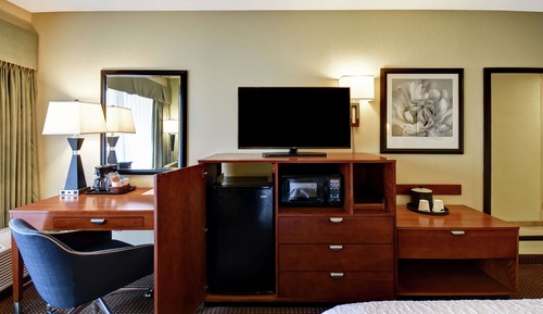 Zimmer, 1 King-Bett und Schlafsofa, Kühlschrank und Mikrowelle