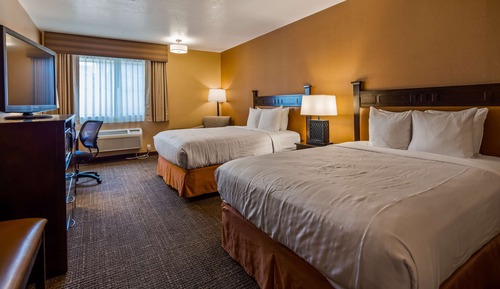 Suite, Mehrere Betten, Kühlschrank und Mikrowelle, Blick auf den Innenhof