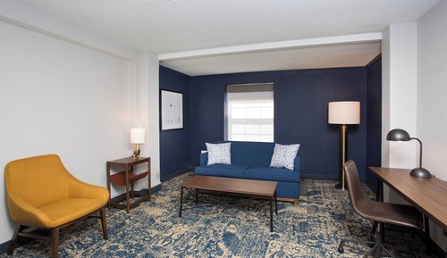 Zimmer, 1 King-Bett und Schlafsofa (Mobility Accessible, Roll-In Shower)