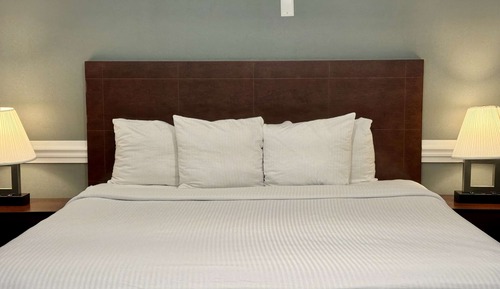 Standardzimmer, 1 King-Bett, Nichtraucher, Kühlschrank und Mikrowelle (Larger Room)