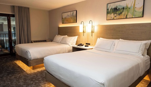 Zimmer, 2 Queen-Betten, Poolblick