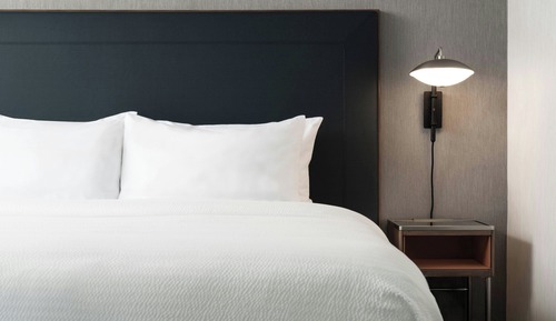 Deluxe-Zimmer, 1 King-Bett und Schlafsofa, Nichtraucher (Mobility/Hearing Access, Roll-In Shwr)