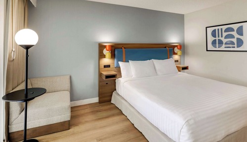 Zimmer, 1 King-Bett und Schlafsofa, barrierefrei (Mobility Tub)