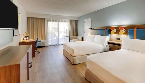 Zimmer, 2 Doppelbetten, barrierefrei (Mobility/Hearing Tub)