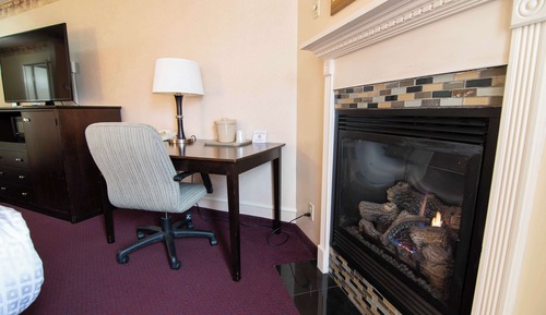 Premium-Zimmer, Kamin, Blick auf den Innenhof