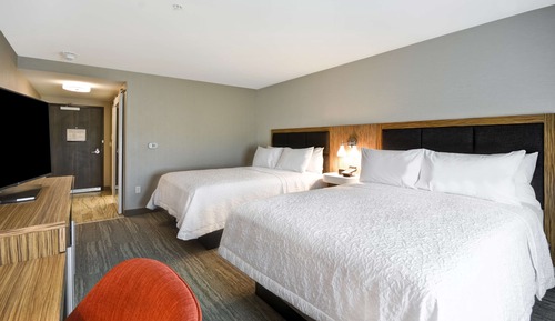 Zimmer, 2 Queen-Betten, Kühlschrank und Mikrowelle