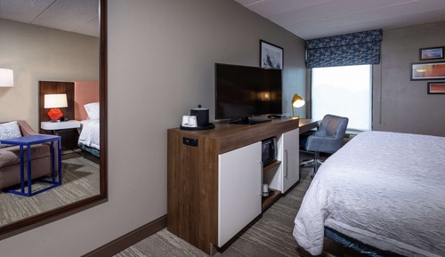 Zimmer, 1 King-Bett, Kühlschrank und Mikrowelle