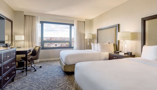 Zimmer, 2 Doppelbetten, barrierefrei, Badewanne (Mobility & Hearing)