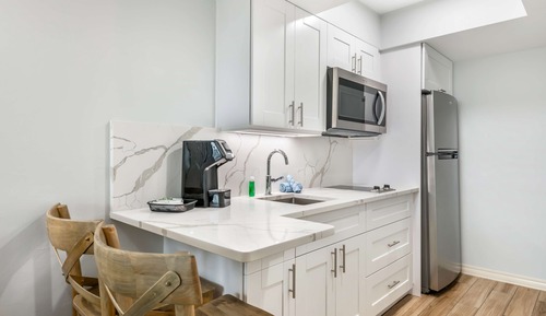 Standardzimmer, 1 King-Bett, Küche, Poolseite (Ground Floor)