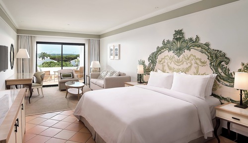 Grand-Zimmer, 1 Queen-Bett und Schlafsofa, Blick auf die Anlage
