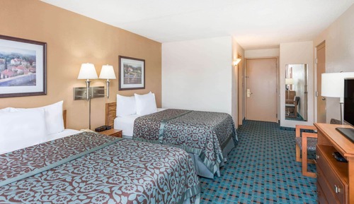 Zimmer, 2 Doppelbetten, barrierefrei, Nichtraucher (Tub with Grab Bars)