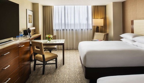 Zimmer, 2 Doppelbetten, barrierefrei, Badewanne