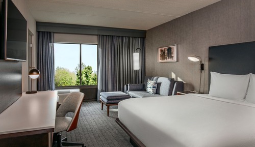 Zimmer, 1 King-Bett und Schlafsofa (Mobility/Hearing Access, Roll-In Shwr)