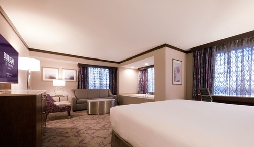 Silver Legacy Deluxe Spa Suite with Sofabed Non-Smoking