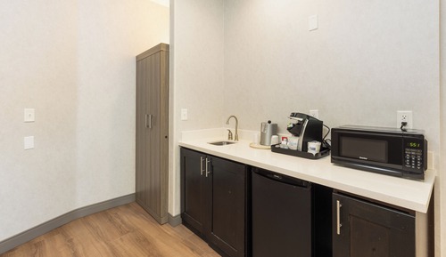 Standardzimmer, 1 King-Bett, rollstuhlgeeignete Dusche (Communications Accessible)