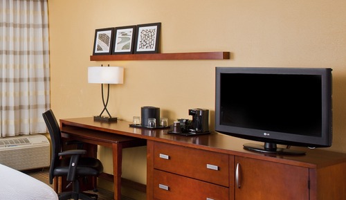 Zimmer, 1 King-Bett und Schlafsofa, Blick auf den Innenhof (Hearing Accessible)