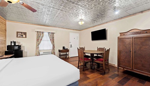 Standardzimmer, 1 King-Bett, Nichtraucher, Kühlschrank und Mikrowelle