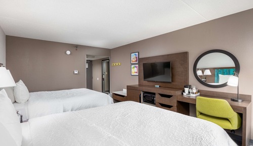 Zimmer, 2 Doppelbetten, Kühlschrank und Mikrowelle