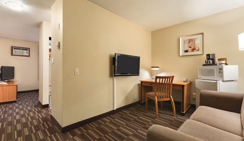 1 Queen Bed (Lobby Level) Non-pet friendly