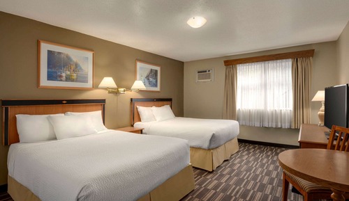 3 Queen Beds (Pool Level) Non-pet friendly