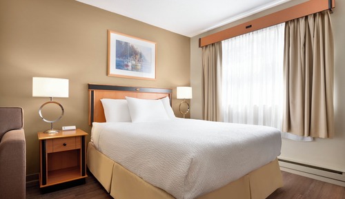 1 Queen Bed (Pool Level) Pet friendly