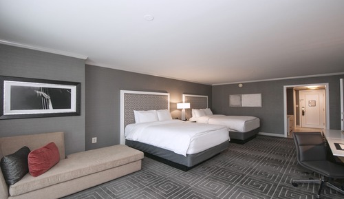 Premium-Zimmer, 2 Queen-Betten, Balkon, Ausblick (Plaza View)