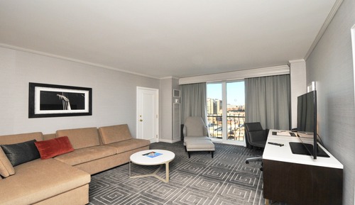 Suite, 1 King-Bett, Balkon, Ausblick (Plaza View)